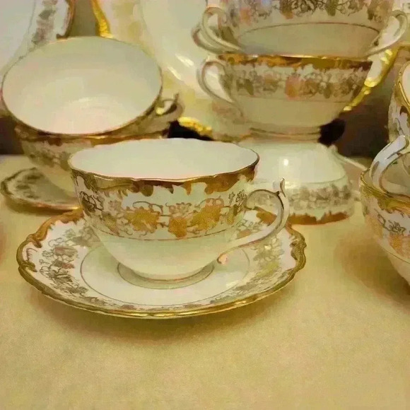 Coalport Hazelton -Footed Tea Cup and Saucer Set (4) - Picture 2 of 5